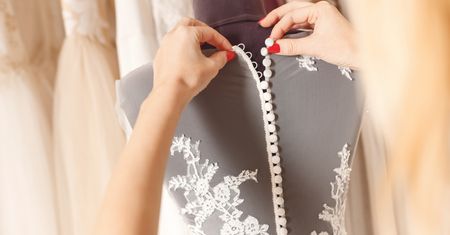 Panna młoda wybiera suknię ślubną. Prosi o pomoc