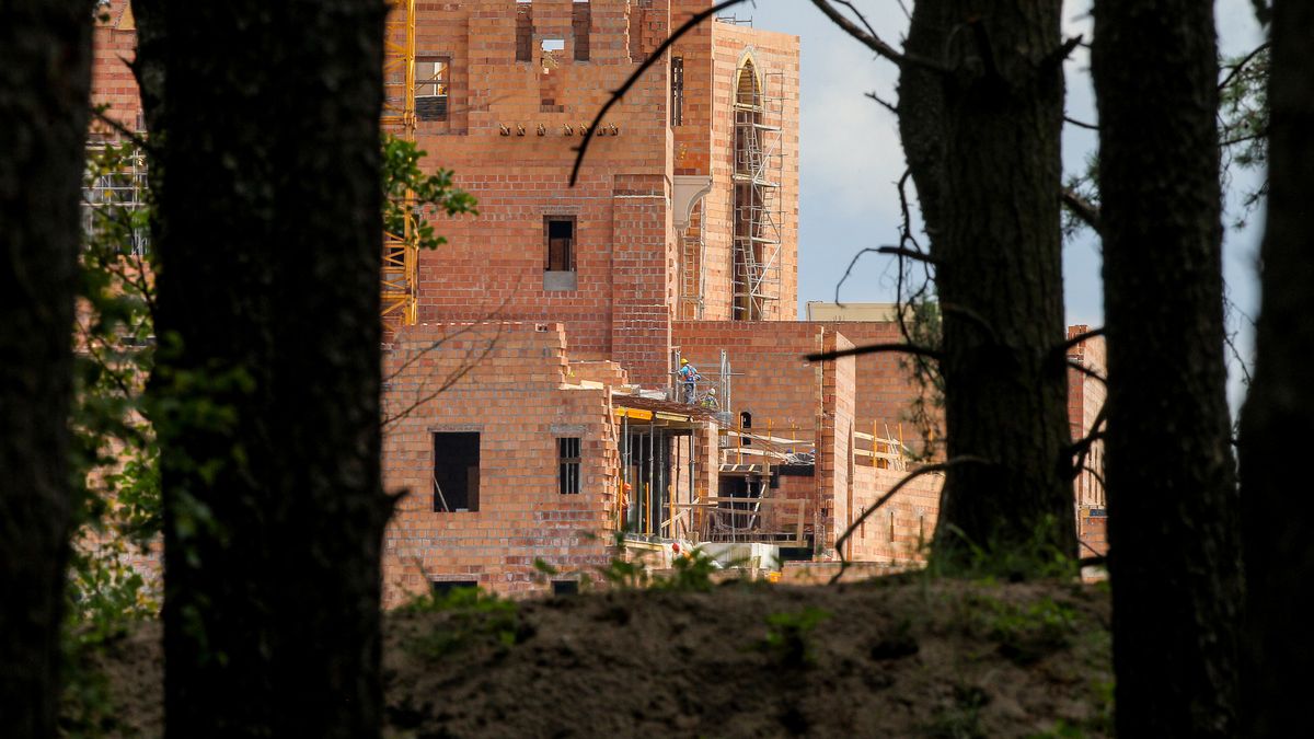 Zamek w Stobnicy powstaje na obszarze chronionym ze względu na swoje walory przyrodnicze