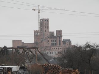 Zamek w Stobnicy niemal gotowy. Najnowsze zdjęcie słynnej samowoli budowlanej