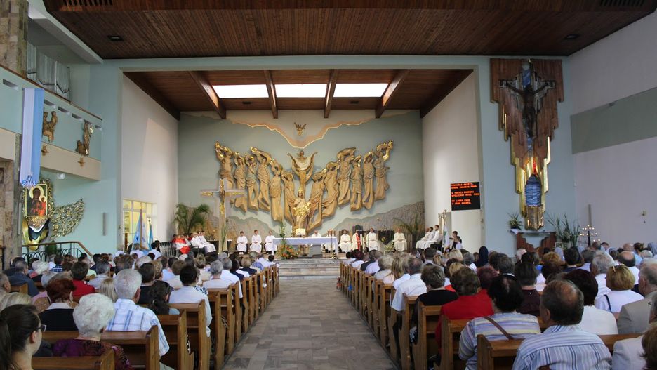 Foto: Msza Święta w parafii Królowej Apostołów