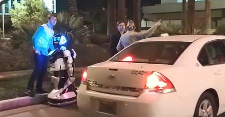 Autonomiczne auto znów potrąciło. Tym razem poszkodowany był... robot