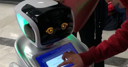 Za karę sformatowali robotowi mózg. Przerwał politykowi w pół zdania