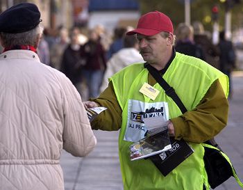 Bezrobotni sprzedają "Gazetę Uliczną"