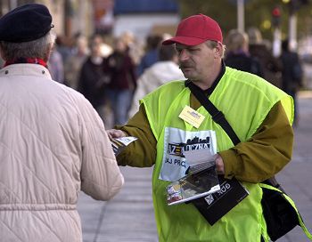 Bezrobotni sprzedają "Gazetę Uliczną"