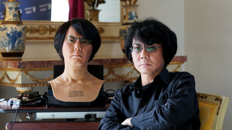 Hiroshi Ishigaro, naukowiec z Uniwersytetu w Osace i stworzony przez niego robot z kopią jego twarzy. Macie szanse mieć podobnego klona i jeszcze na tym zarobić.