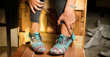 Buty ze wzorem — zalety teatralnych dodatków