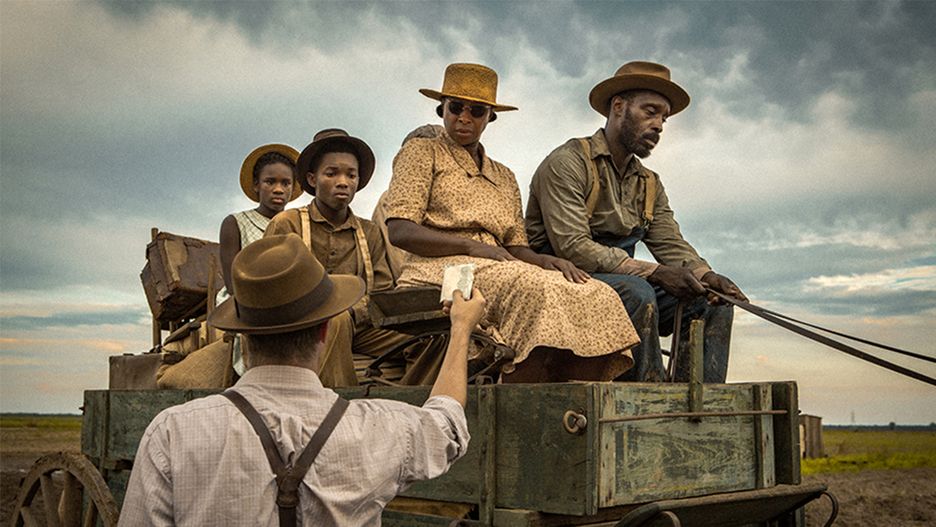 "Mudbound" to epicka, niemal faulknerowska opowieść o dwóch rodzinach, czarnej i białej, dzielących podobny los 