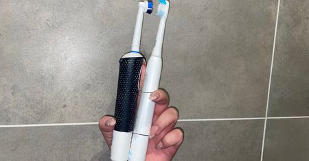 Coraz więcej ludzi spina dwie szczoteczki gumkami. Do czego służy taka konstrukcja?