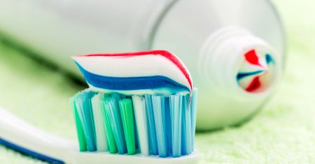 Co oznaczają kolorowe paski na tubce pasty do zębów? Obalamy mity