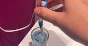 Włóż szczoteczkę do zębów na kilka minut do pojemniczka z tym płynem. Odmieni Twój uśmiech!