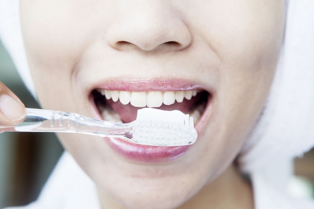 Jak wybielić zęby w domu? Popularne metody