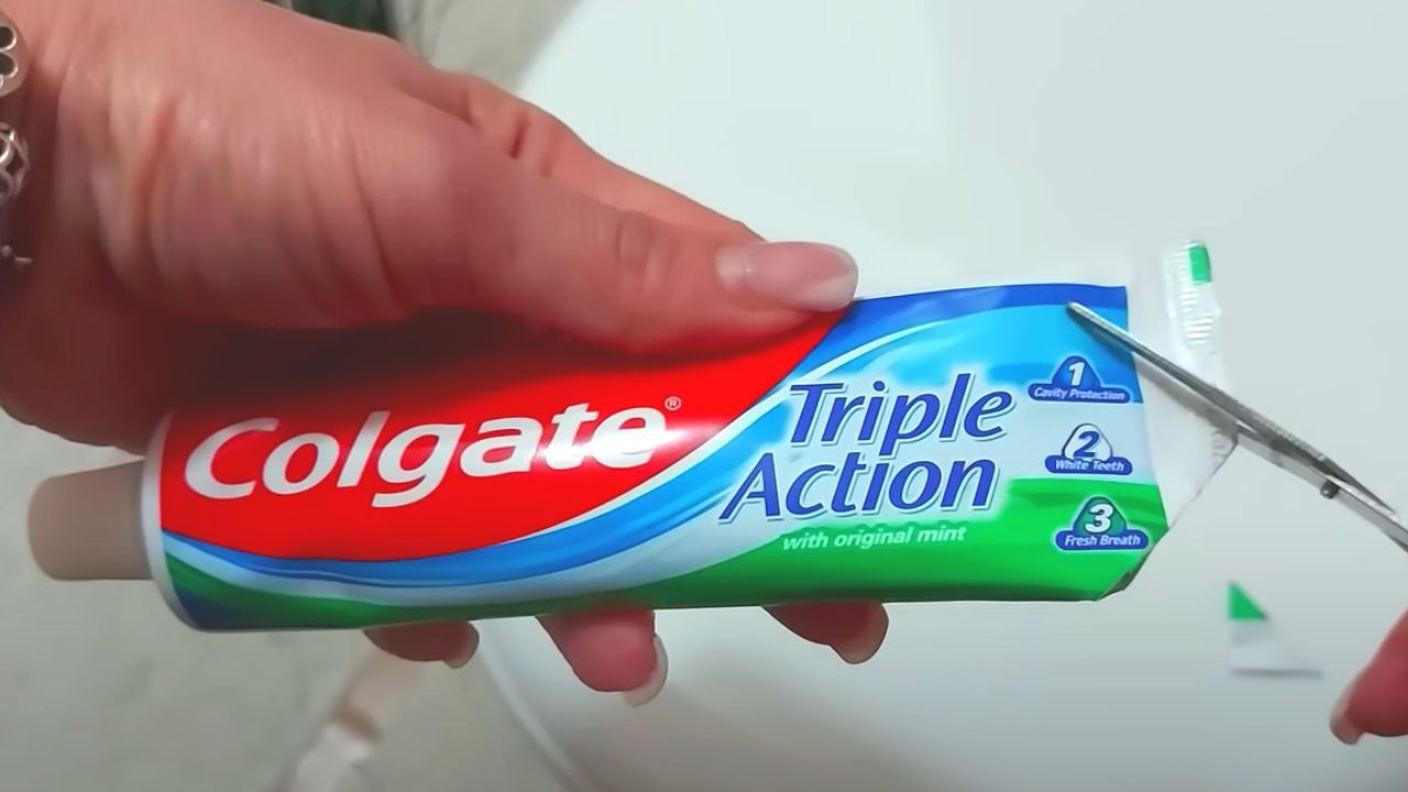 Ludzie ucinają rogi tubki pasty do mycia zębów. Dzięki temu oszczędzają pieniądze