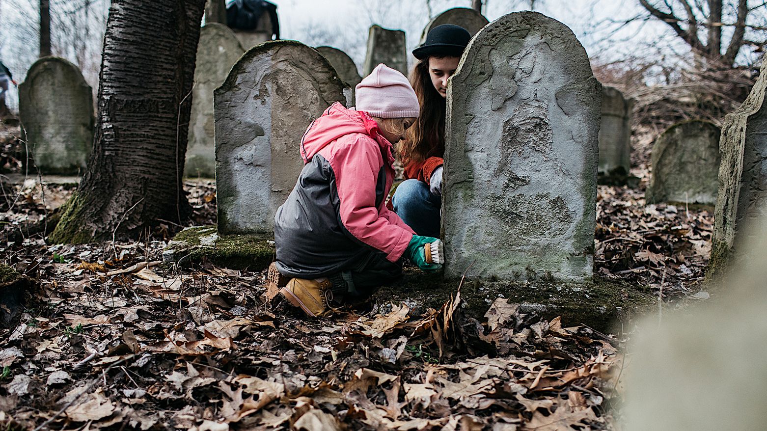 Grupa mieszkańców postanowiła, że posprząta żydowski cmentarz. Nekropolia była zaniedbana od lat 