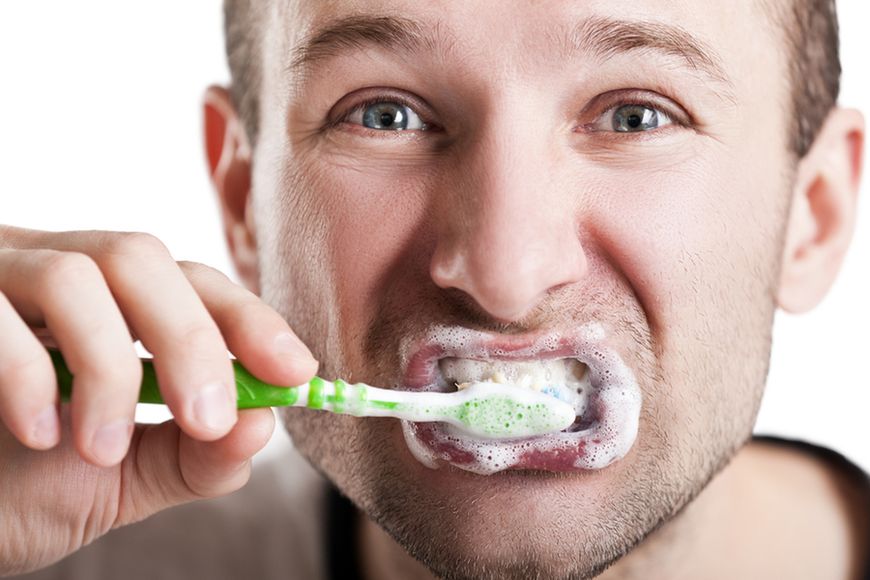 Zbyt mocne szczotkowanie zębów