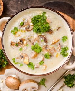 Zupa grzybowa – idealny pomysł na obiad. Przepis na wegetariańską zupę, która zasmakuje także mięsożercom
