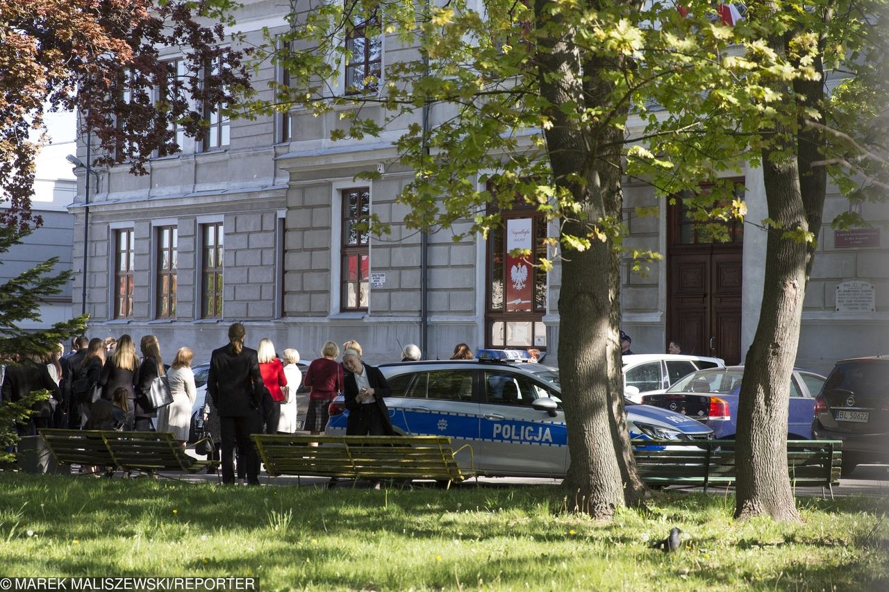 Matura 2019. Nocne patrole policji po alarmach bombowych w szkołach