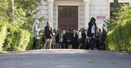 Matura 2019 i alarm bombowy w kilkudziesięciu szkołach. Część egzaminów opóźniona