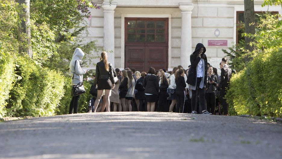Matura 2019 i alarm bombowy w kilkudziesięciu szkołach. Na zdj. ewakuacja II LO w Łomży
