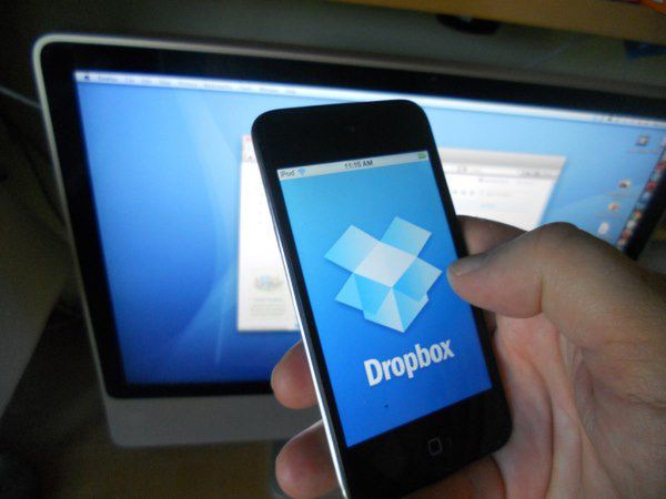Narzędzia typu Dysk Google albo Dropbox potrafią być niezwykle użyteczne w codziennym życiu. Dzięki nim nie musimy pamiętać, by przenosić dokumenty z komputera na komputer i możemy chociażby łatwo kontynuować w domu zadanie zaczęte w pracy. Koniec z koniecznością pamiętania o przenoszeniu plików na zewnętrznych dyskach czy nawet przesyłania ich mailem. Warto tu jednak wziąć pod uwagę realną sytuację, w której ktoś włamuje się na nasze konto w tego typu usłudze. Spotyka to najlepszych – dopiero co internet obiegły wieści o istotnych szczegółach fabuły oczekiwanej polskiej gry Wiedźmin 3 (łącznie z zakończeniem), które wyciekły do sieci… po tym jak ktoś włamał się na Dysk Google jednego z jej twórców. Prosta rada – niezależnie od tego jak unikatowego i bezpiecznego hasła używacie, nie trzymajcie w takim miejscu danych na tyle cennych!