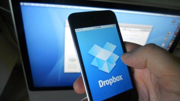 Narzędzia typu Dysk Google albo Dropbox potrafią być niezwykle użyteczne w codziennym życiu. Dzięki nim nie musimy pamiętać, by przenosić dokumenty z komputera na komputer i możemy chociażby łatwo kontynuować w domu zadanie zaczęte w pracy. Koniec z koniecznością pamiętania o przenoszeniu plików na zewnętrznych dyskach czy nawet przesyłania ich mailem. Warto tu jednak wziąć pod uwagę realną sytuację, w której ktoś włamuje się na nasze konto w tego typu usłudze. Spotyka to najlepszych – dopiero co internet obiegły wieści o istotnych szczegółach fabuły oczekiwanej polskiej gry Wiedźmin 3 (łącznie z zakończeniem), które wyciekły do sieci… po tym jak ktoś włamał się na Dysk Google jednego z jej twórców. Prosta rada – niezależnie od tego jak unikatowego i bezpiecznego hasła używacie, nie trzymajcie w takim miejscu danych na tyle cennych!