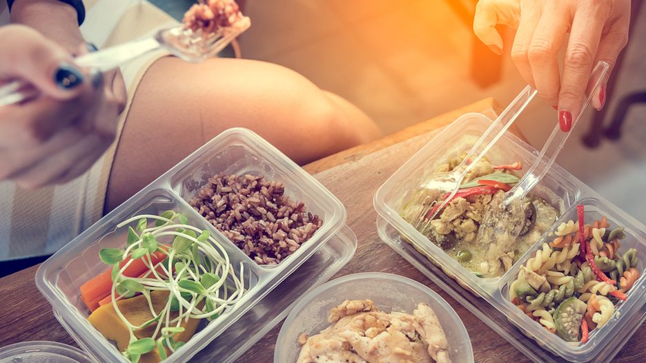 Najbardziej ekonomicznym rozwiązaniem dla osób, które myślą o przejściu na dietę, jest przygotowanie zdrowego jedzenia w domu i zabieranie w lunch boksie do pracy.
