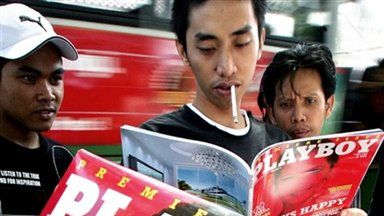 Indonezyjczycy czytają Playboya