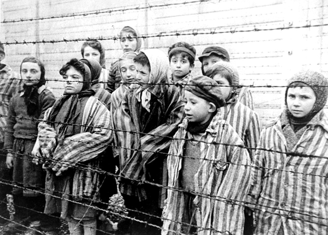 Dzieci w niemieckim obozie koncentracyjnym Auschwitz-Birkenau. Kadr z sowieckiego filmu dokumentującego wyzwolenie obozu 