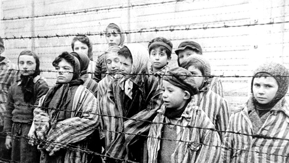 Dzieci w niemieckim obozie koncentracyjnym Auschwitz-Birkenau. Kadr z sowieckiego filmu dokumentującego wyzwolenie obozu