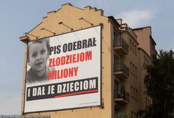 Niepełnosprawny mężczyzna pozwał PiS. Poczuł się obrażony billboardem "PiS odebrał złodziejom miliony i dał je dzieciom"