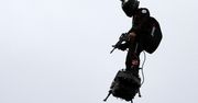 Francja: latająca deskorolka na paradzie w Paryżu. Flyboard robi wrażenie