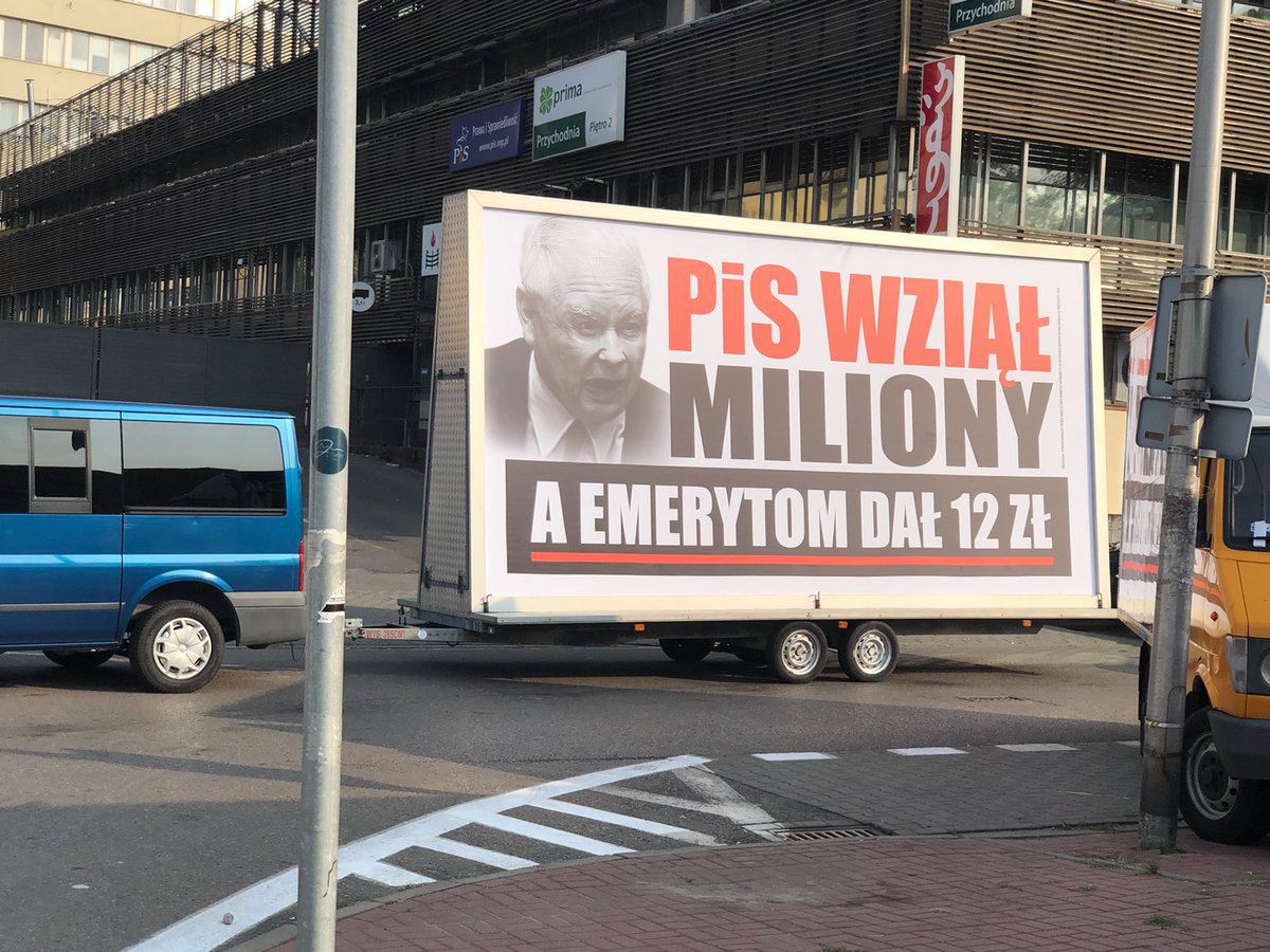 PiS spotyka się na konwencji, PO atakuje. Akcja na ulicach miast