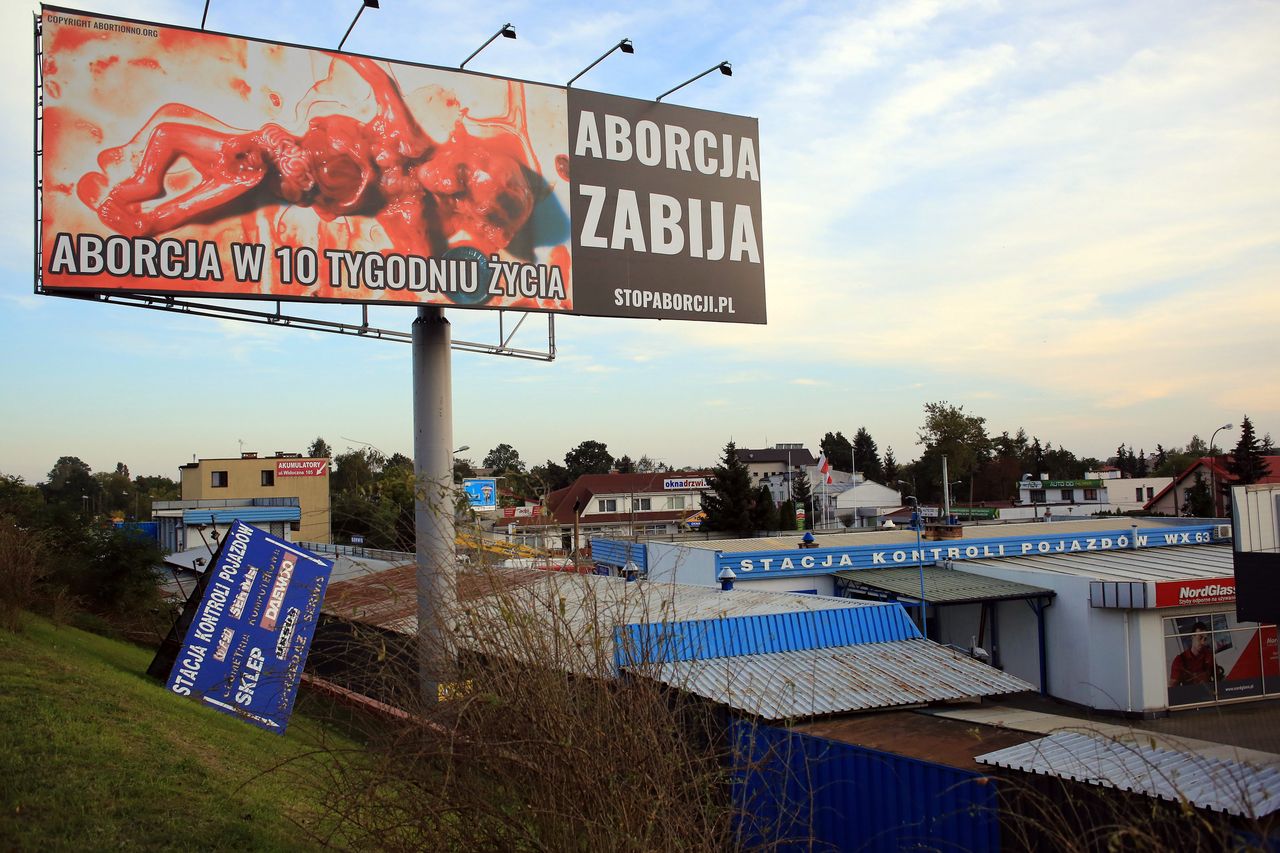 Drastyczny billboard straszył mieszkańców Lesznowoli. Usunięto go po interwencji radnych