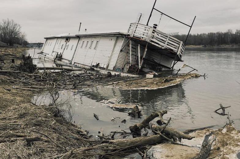 U brzegu Wisły tonie barka. "The love boat" nowym symbolem Śródmieścia