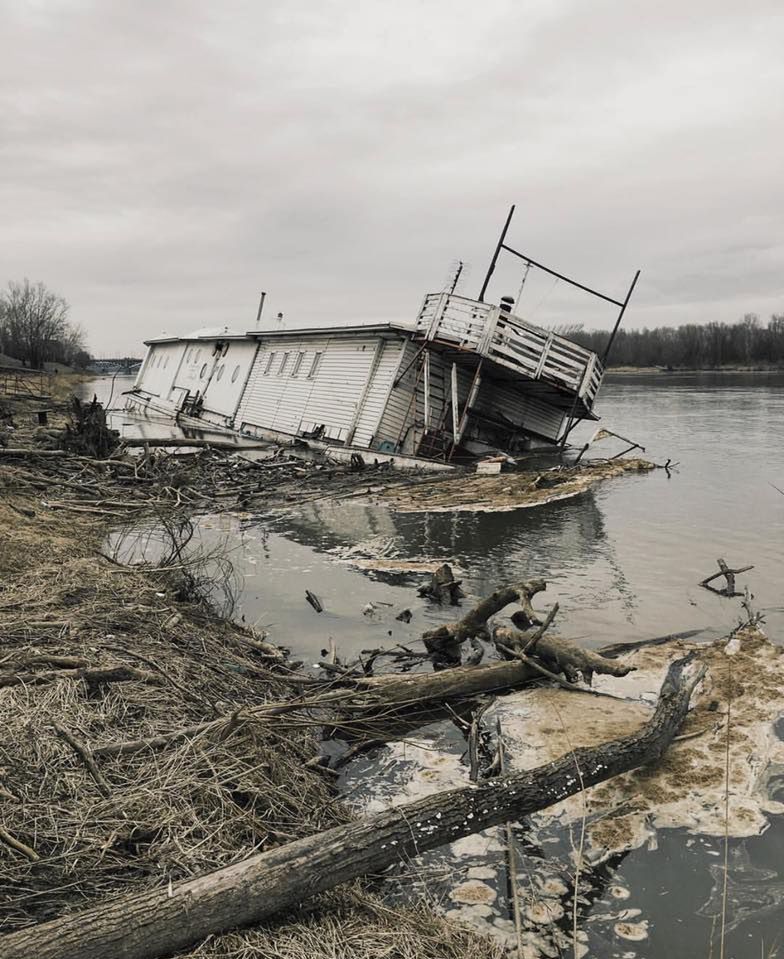 U brzegu Wisły tonie barka. "The love boat" nowym symbolem Śródmieścia