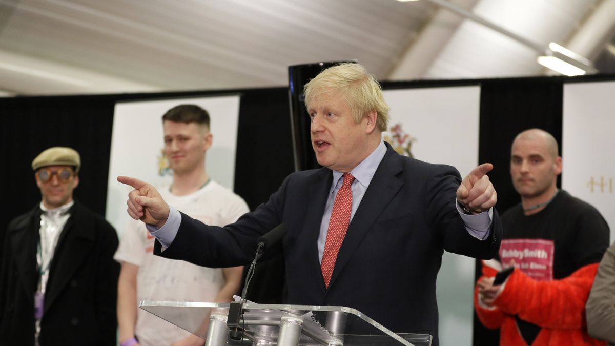 Boris Johnson dużym poparciem. Drogi do brexitu wciąż są dwie. 