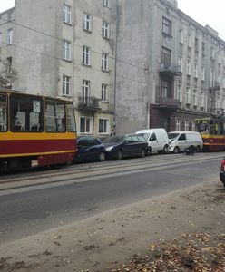 Karambol w Łodzi. Zderzyły się cztery auta i dwa tramwaje