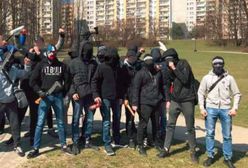 Kibole zapowiadają kolejne ataki z maczetami. To zdjęcie zrobiono w biały dzień