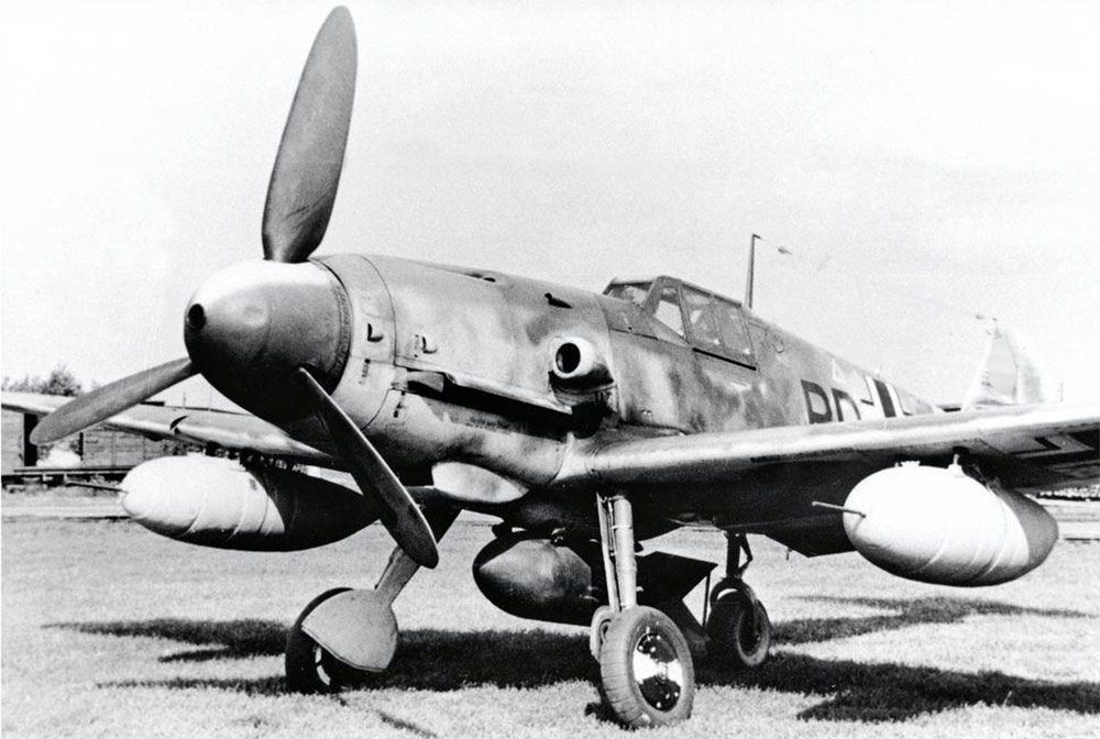 Messerschmitt Bf 109 z podwieszoną pod kadłubem bombą SC-500. 