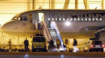 Służby specjalne zabezpieczają samolot