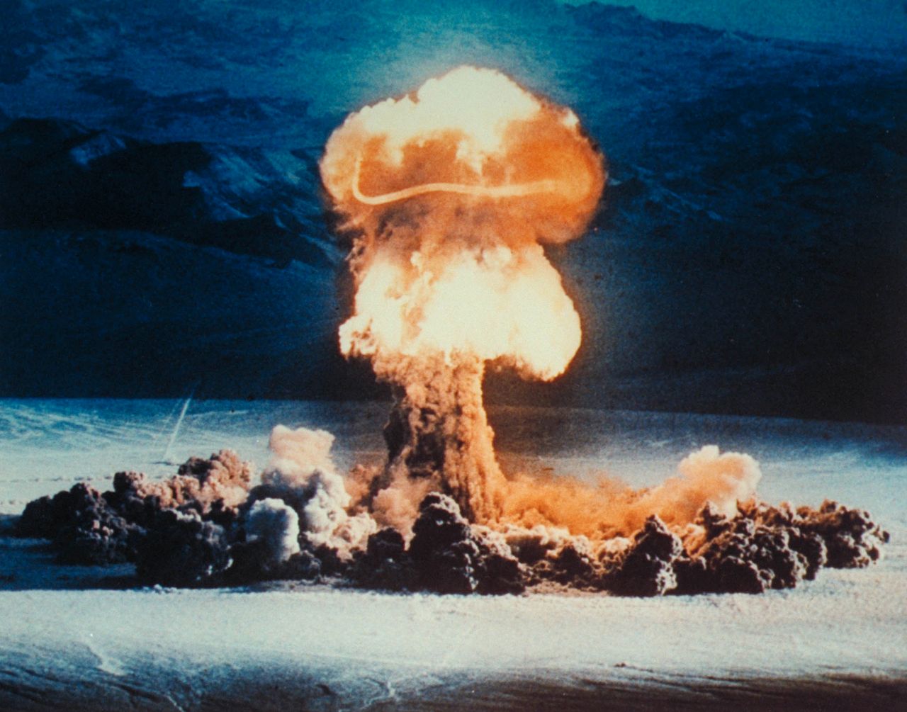 Jak przeżyć wybuch bomby atomowej? Poradnik przetrwania według Amerykanów
