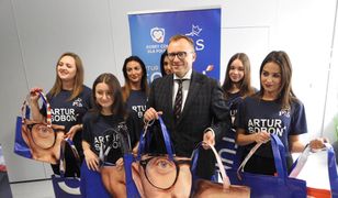 Wybory parlamentarne. Wiceminister PiS wpadł na ekopomysł. Da banerom drugie życie