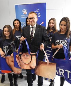 Wybory parlamentarne. Wiceminister PiS wpadł na ekopomysł. Da banerom drugie życie