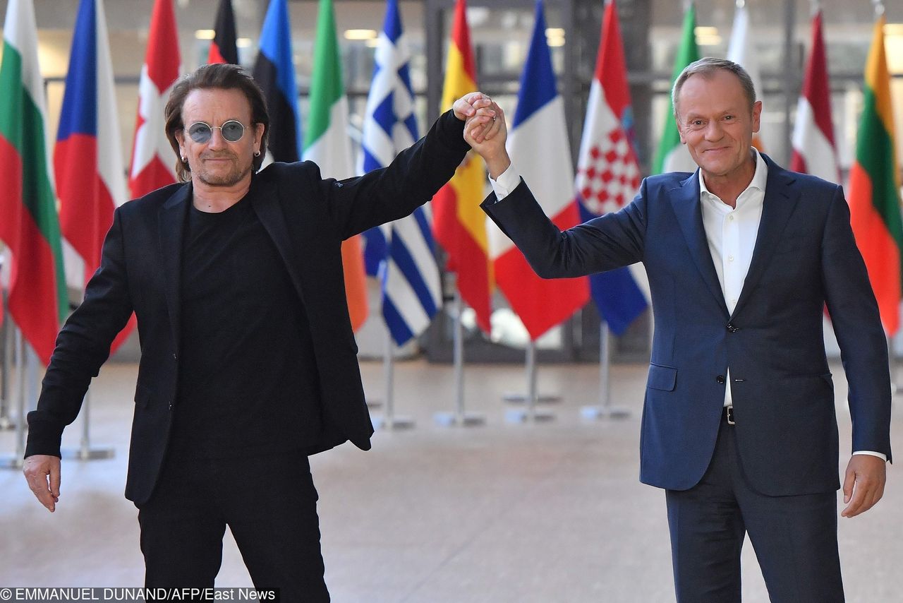 Donald Tusk spotkał się z Bono. W tle "Konstytucja"