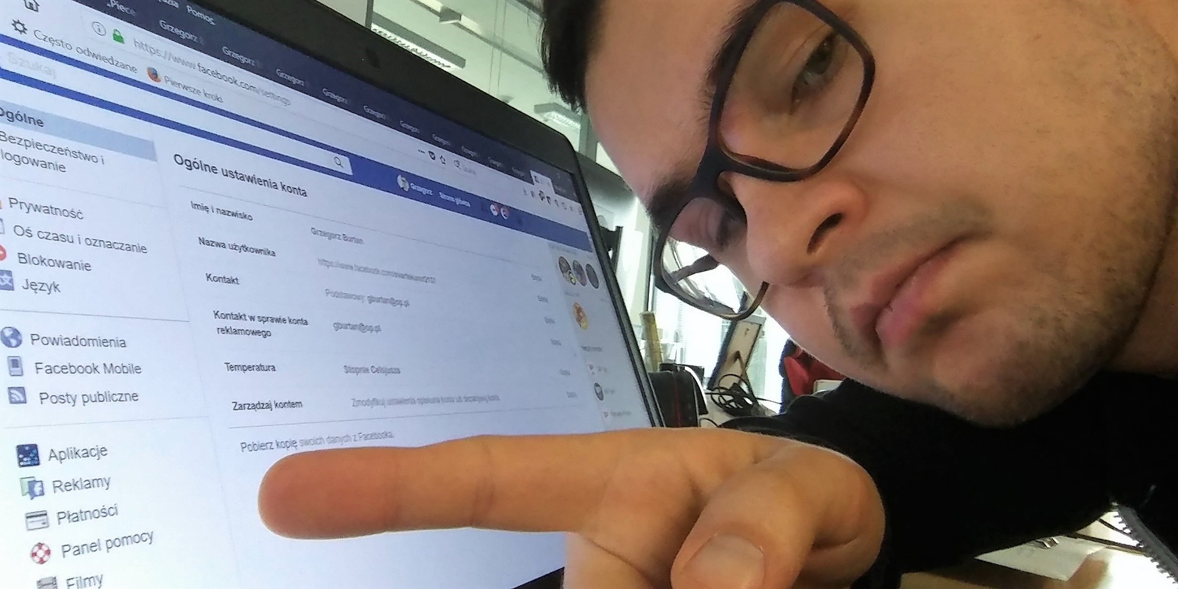 "Pobierz kopię" i możemy wybrać się na przechadzkę po Facebookowych wspomnieniach.