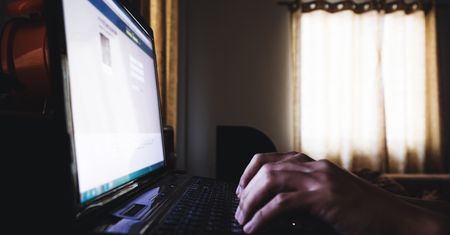 "Sprzedam swoje dzieci". Mieszkanka Bartoszyc odpowie za wpis na Facebooku