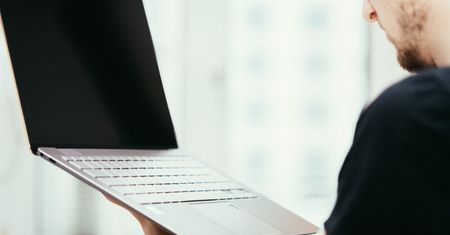 Lepszy niż zwykły laptop. Najważniejsze cechy ultrabooka