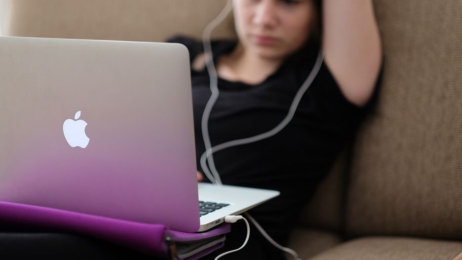 Apple prosi o zwrot niektórych MacBooków. Baterie grożą pożarem.