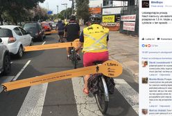 Rowerzyści w Hiszpanii przypominają jaka jest bezpieczna odległość od samochodu