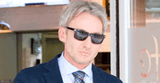 Piotr Schramm przefarbował włosy na blond. Pasuje mu nowa fryzura?