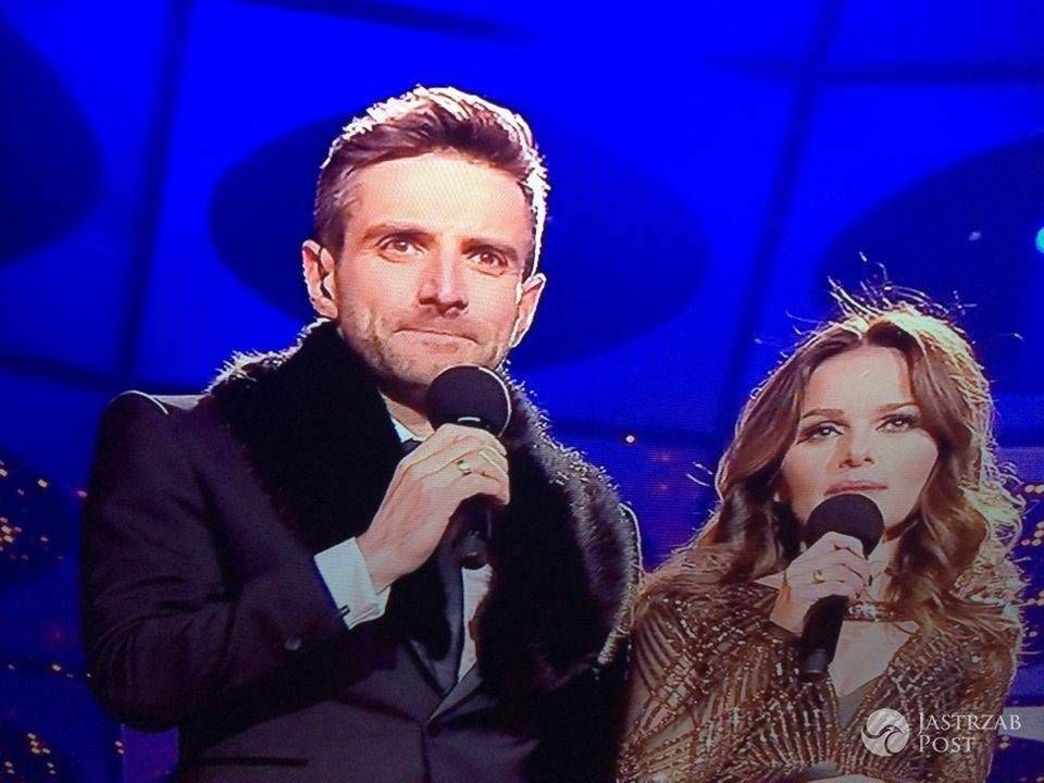 Maciej Dowbor w płaszczu jak Grzegorz Krychowiak podczas Sylwestrowej Mocy Przebojów z Polsatem w Katowicach